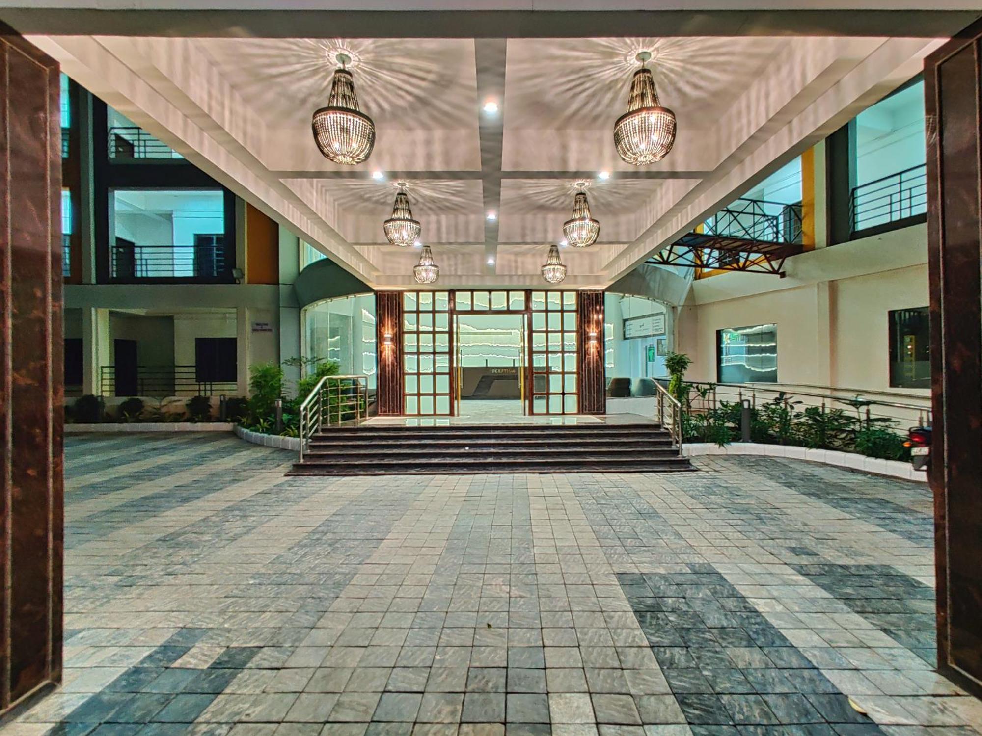 Golden Chariot Hotel Даман Экстерьер фото