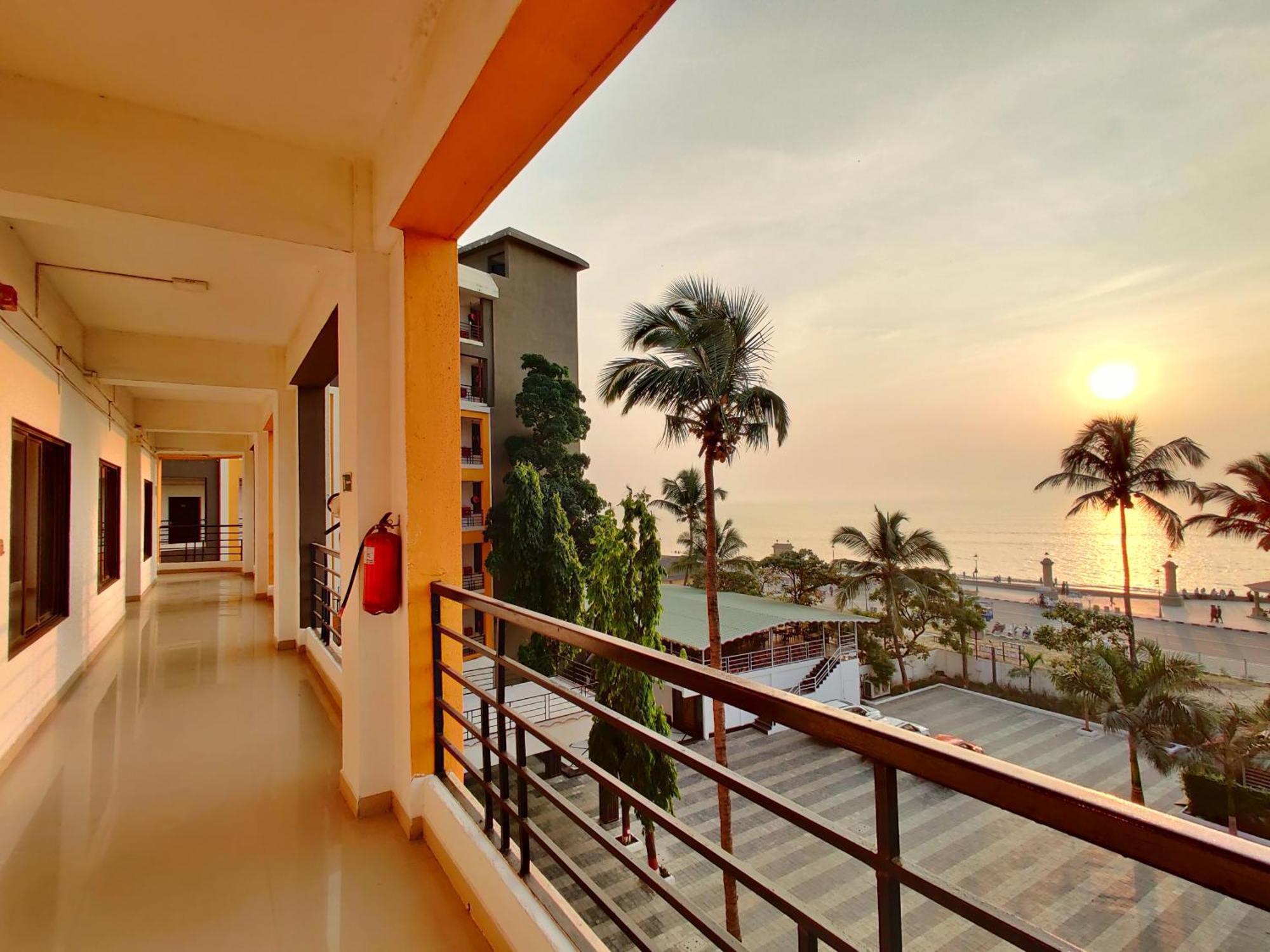 Golden Chariot Hotel Даман Экстерьер фото